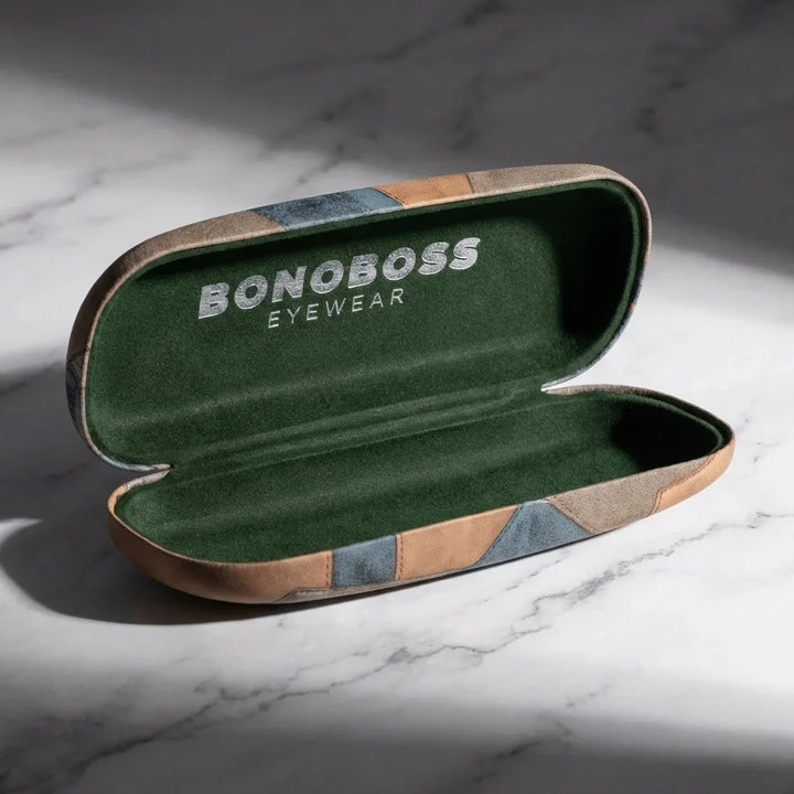 Estuche almeja for lenses brown abierto sobre mármol bonoboss #color_cafe