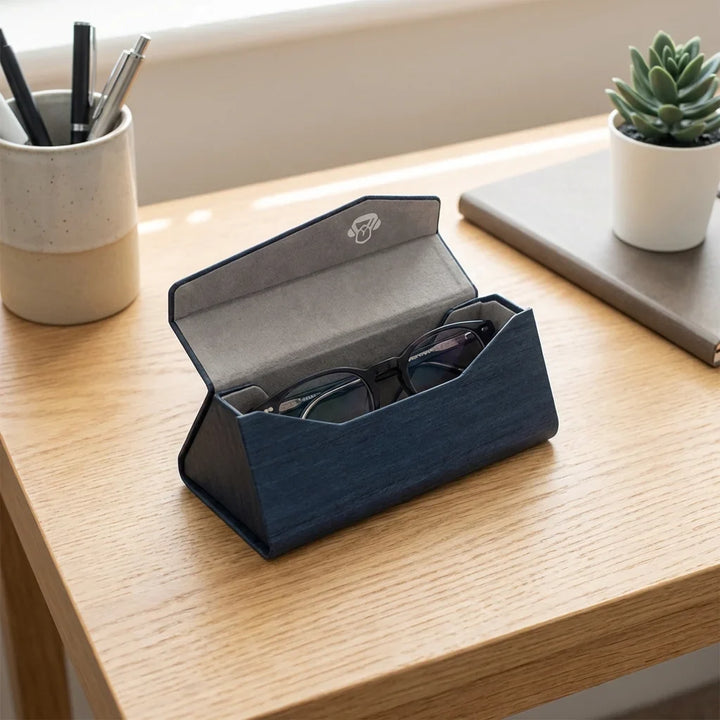 Estuche origami for lenses blue abierto in escritorio minimalista bonoboss #color_azul