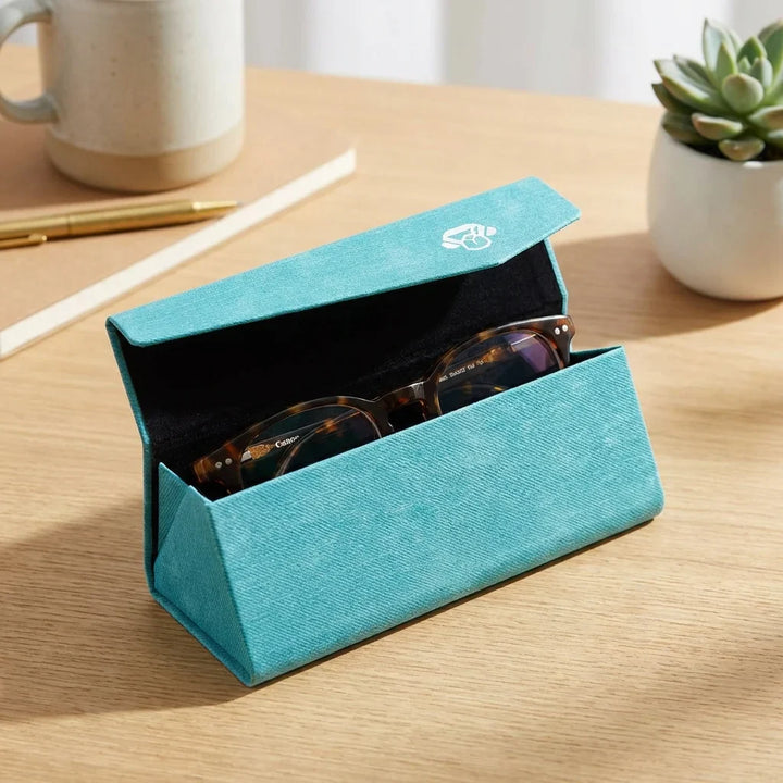 Estuche origami for lenses calipso abierto in escritorio minimalista bonoboss #color_calipso