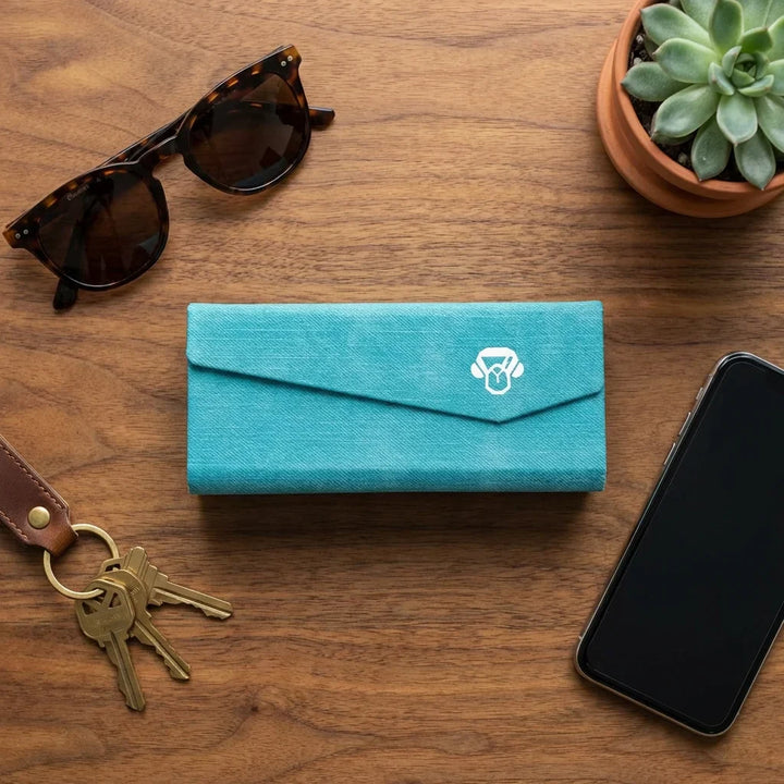 Estuche origami for lenses calipso flat lay sobre wood bonoboss #color_calipso