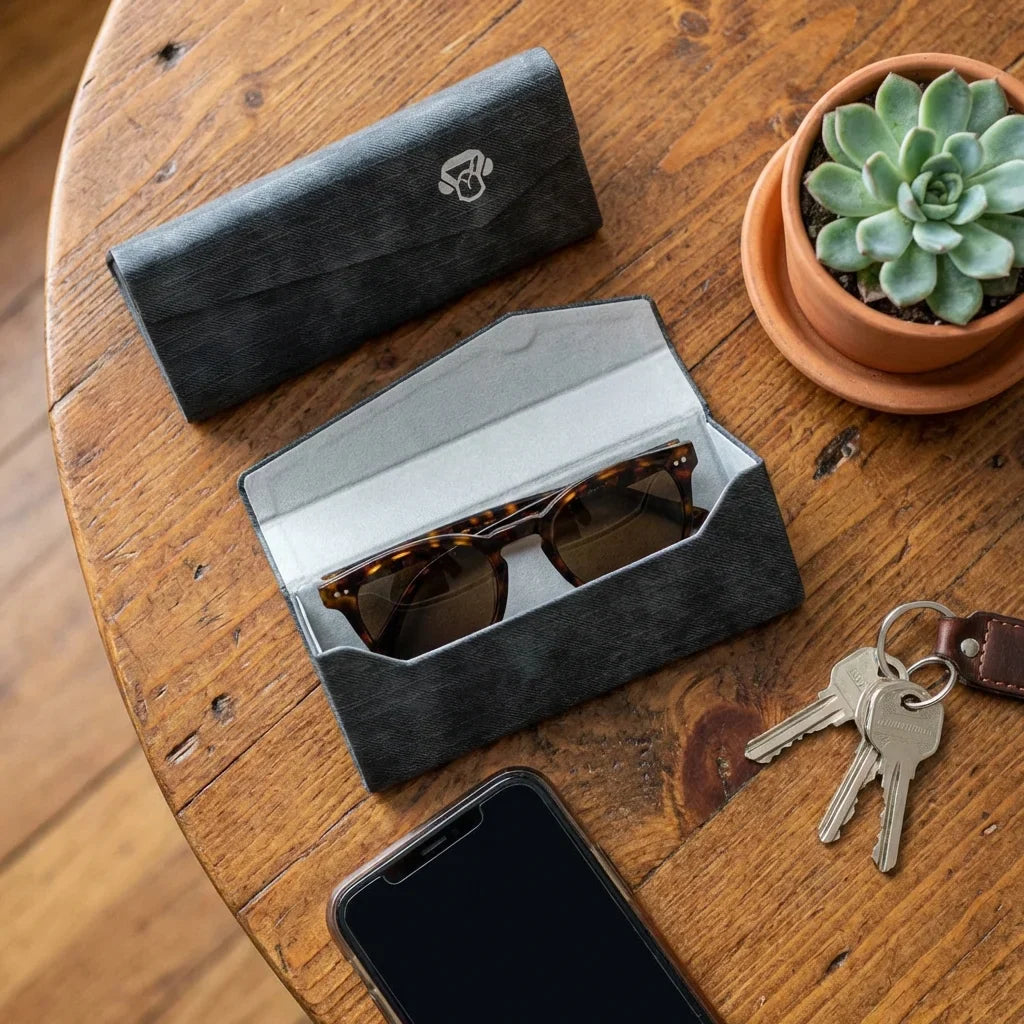Estuche origami for lenses gray in mesa café with libro bonoboss #color_gris