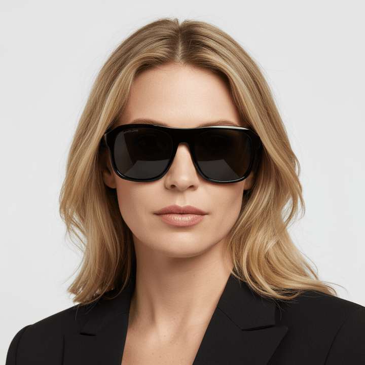 Una modelo women rubia wearing sunglasses rectangular bonoboss oversized xl #color_negro