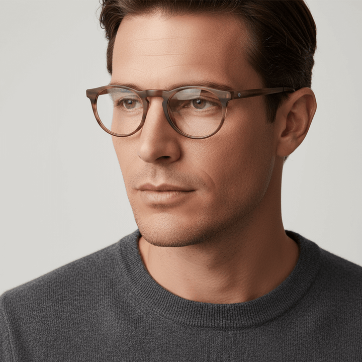 La side view a men cara ovalada large wearing frames optical frames prescription and anti-reflective bonoboss in sustainable acetate biodegradable forma redonda y #color_brown