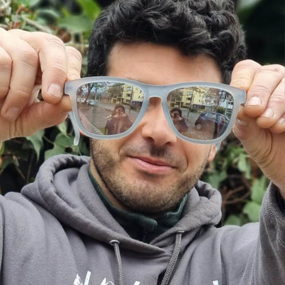 frogskin anteojos de sol polarizados oakley hechos con plastico reciclado sustentable color gris espejado frontal