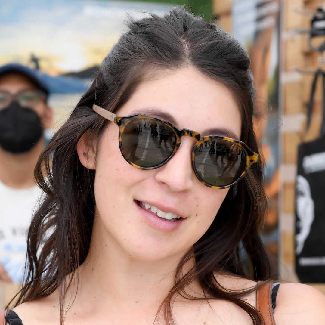 Women cara ovalada with sunglasses polarized recycled plastic and wooden temples natural Bonoboss #color_carey