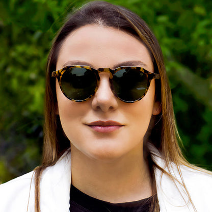 mujer de cara redonda grande con anteojos de sol polarizados carey #color-marco_carey