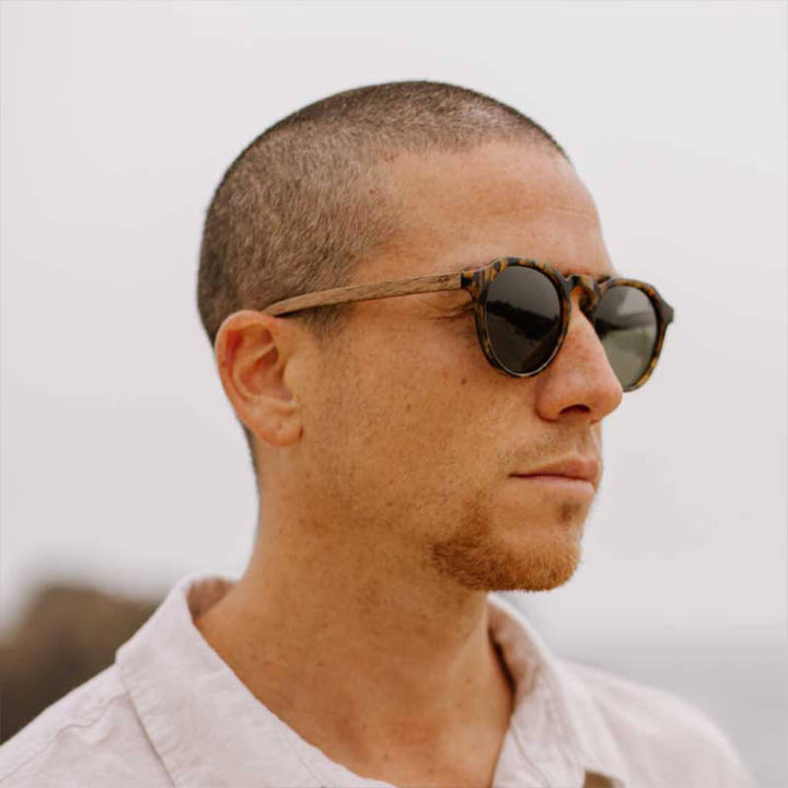 Sunglasses polarized for men and women recycled plastic with wooden temples natural por mayor distribuidora opticas Bonoboss #color_carey
