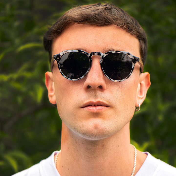 Anteojo sun polarized hexagonal tortoise with lenses greens or g15 sobre a estuche Bonoboss #color_carey
