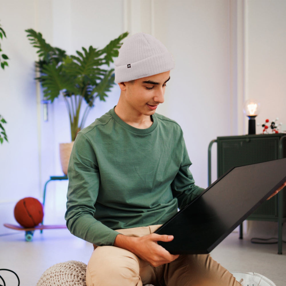 Beanie invierno redondo white with logo black. gorros for the invierno hechos material sustainable recycled corporate gift. mayorista distribuidor corporate gifts sustainables ecologicos Bonoboss