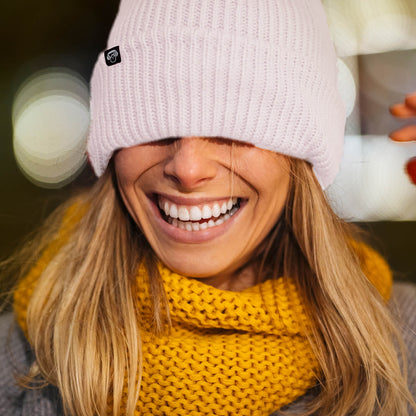beanie invierno redondo de color blanco con logo de color negro. Gorros para el invierno hechos de material sustentable reciclado regalo corporativo. mayorista distribuidor de regalos corporativos sustentables ecologicos