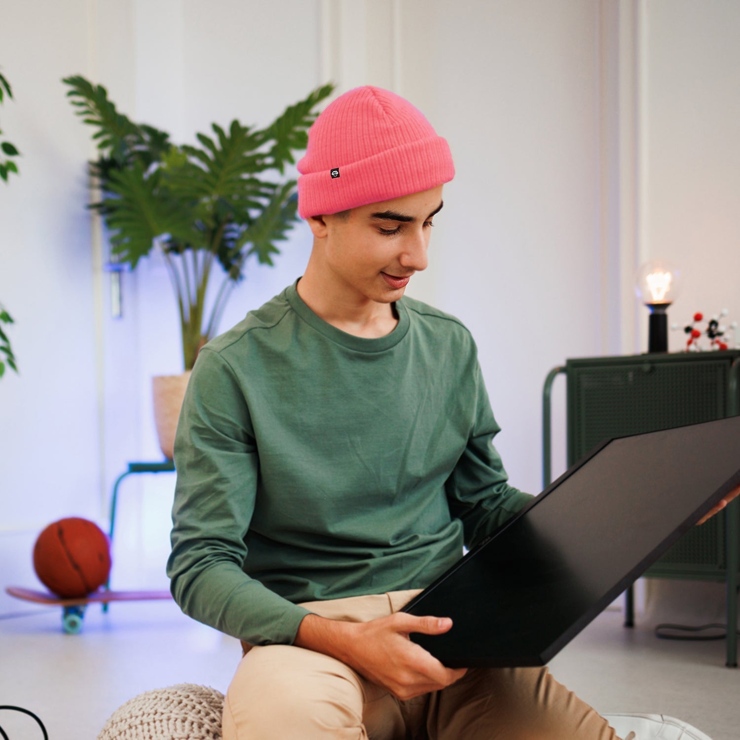 beanie invierno redondo de color rosado heather con logo de color negro. Gorros para el invierno hechos de material sustentable reciclado regalo corporativo. mayorista distribuidor