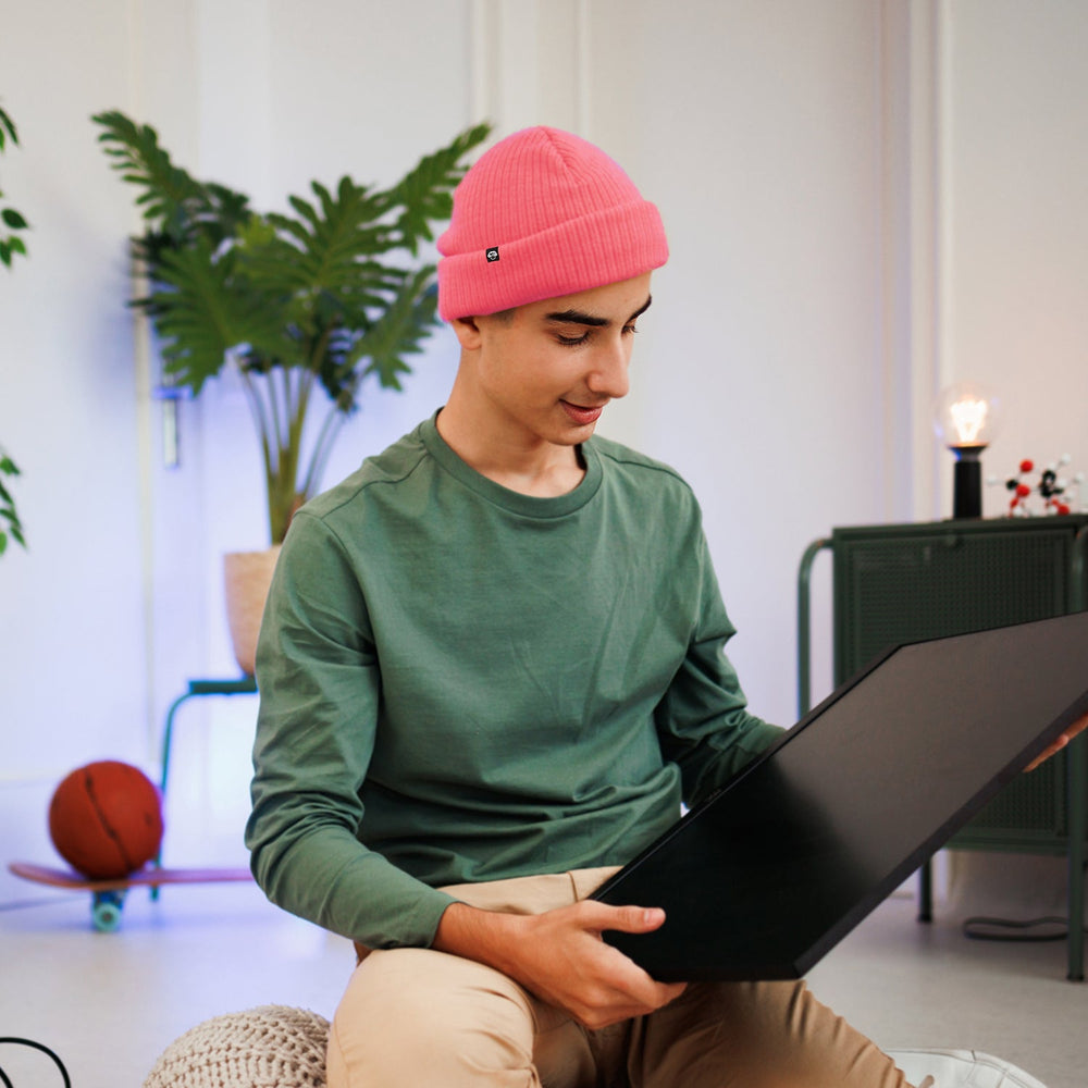 Beanie invierno redondo pink heather with logo black. gorros for the invierno hechos material sustainable recycled corporate gift. mayorista distribuidor Bonoboss