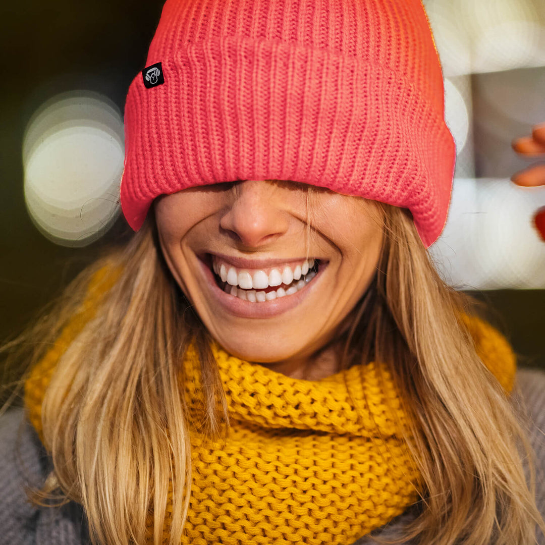 Women pelo rubio with a gorro beanie nylon recycled sustainable amigable with the medioambiente riendose. bonoboss corporate gifts sustainables