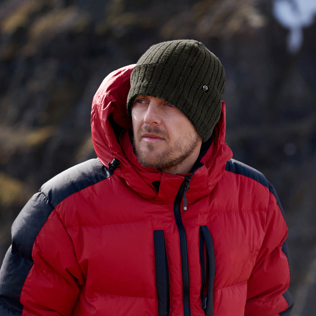 Beanie invierno redondo black matte with logo black. gorros for the invierno hechos material sustainable recycled corporate gift. mayorista distribuidor green militar Bonoboss