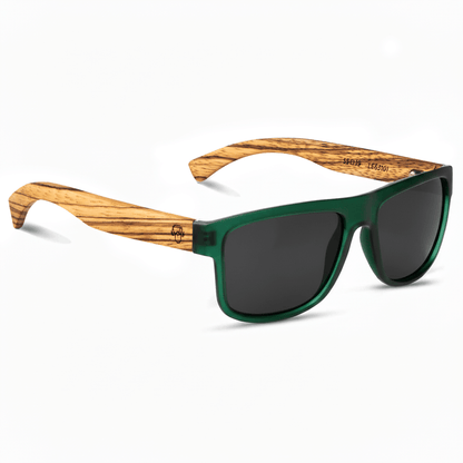 anteojos de sol polarizados de plastico reciclado rectangulares para hombre y mujer con pata de madera de zebrano y marco de color verde cristales negros vista angulada #color-marco_forest