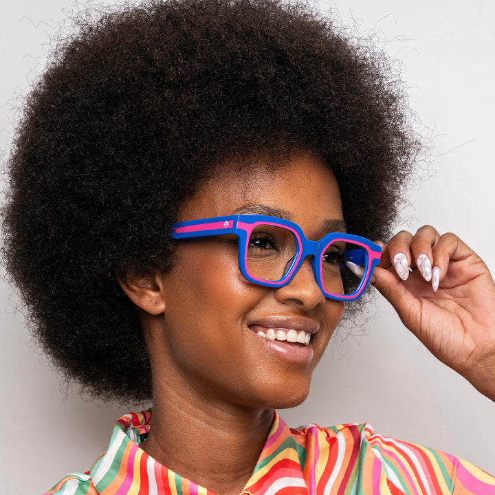 Modelo women with lenses optical moda prescription and blue light filter eyeglasses bluees Bonoboss #color_azul