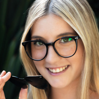 anteojos o marcos ópticos con iman o clip de sol polarizados de forma redondos para hombres y mujeres. Vista angulada y armazones de color carey #color_carey