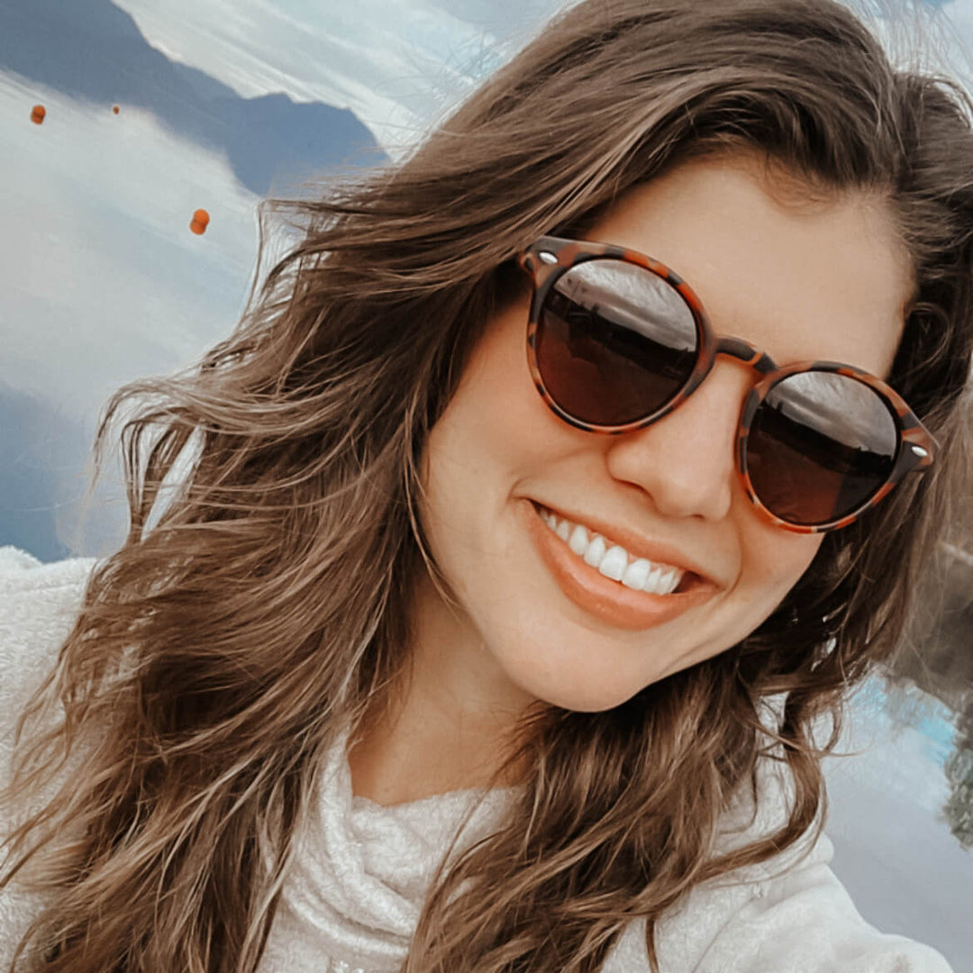Sunglasses eyeglasses sustainables round for men and women with recycled plastic mayorista and corporate gifts sustainables. a women cara ovalada wearing sunglasses round color atigrado Bonoboss #color_carey