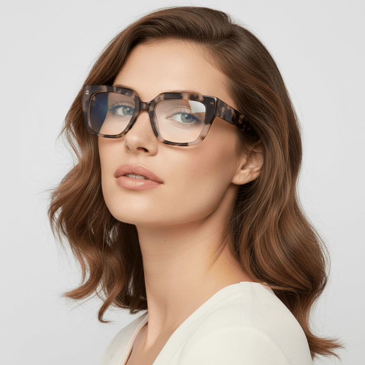 Una modelo women round face ojos greens and pelo suelto ondulado wearing a anteojo or optical frame bonoboss in sustainable acetate frames optical prescription forma cuadrada rectangular moda tamaño large and color marble marmoleado #color_marble