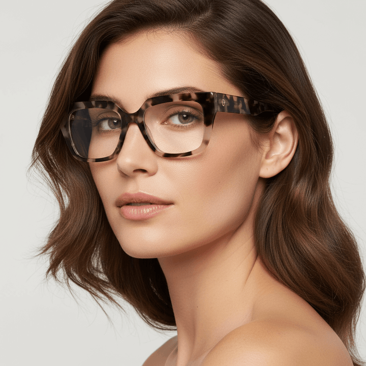 Una modelo women round face ovalada ojos greens and pelo suelto ondulado wearing a anteojo or optical frame bonoboss in sustainable acetate frames optical prescription forma cuadrada rectangular moda tamaño large and color marble marmoleado #color_marble