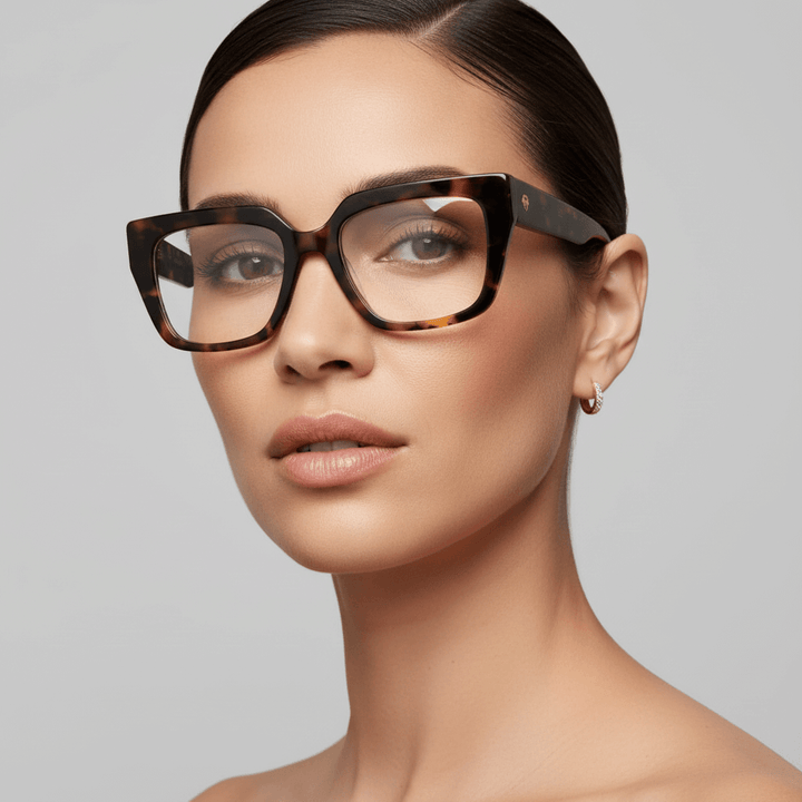 Una modelo women cara ovalada ojos brown and pelo tomado wearing a anteojo or optical frame bonoboss in sustainable acetate frames optical prescription forma cuadrada rectangular moda tamaño large and tortoise marble #color_carey