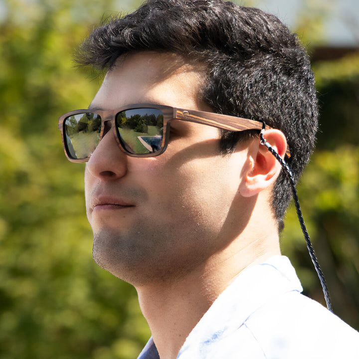 Lautaro Ébano Smoke gafas de sol oversize de madera: ángulo de tres cuartos. Diseño chileno