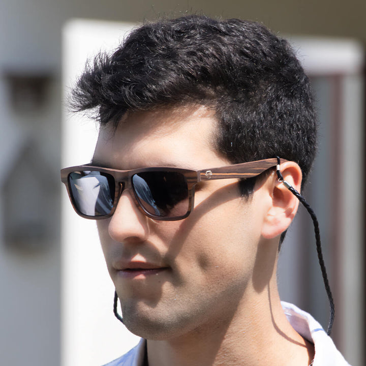 Lautaro Ébano Smoke lentes de sol polarizados de madera: detalle del producto. Diseño chileno