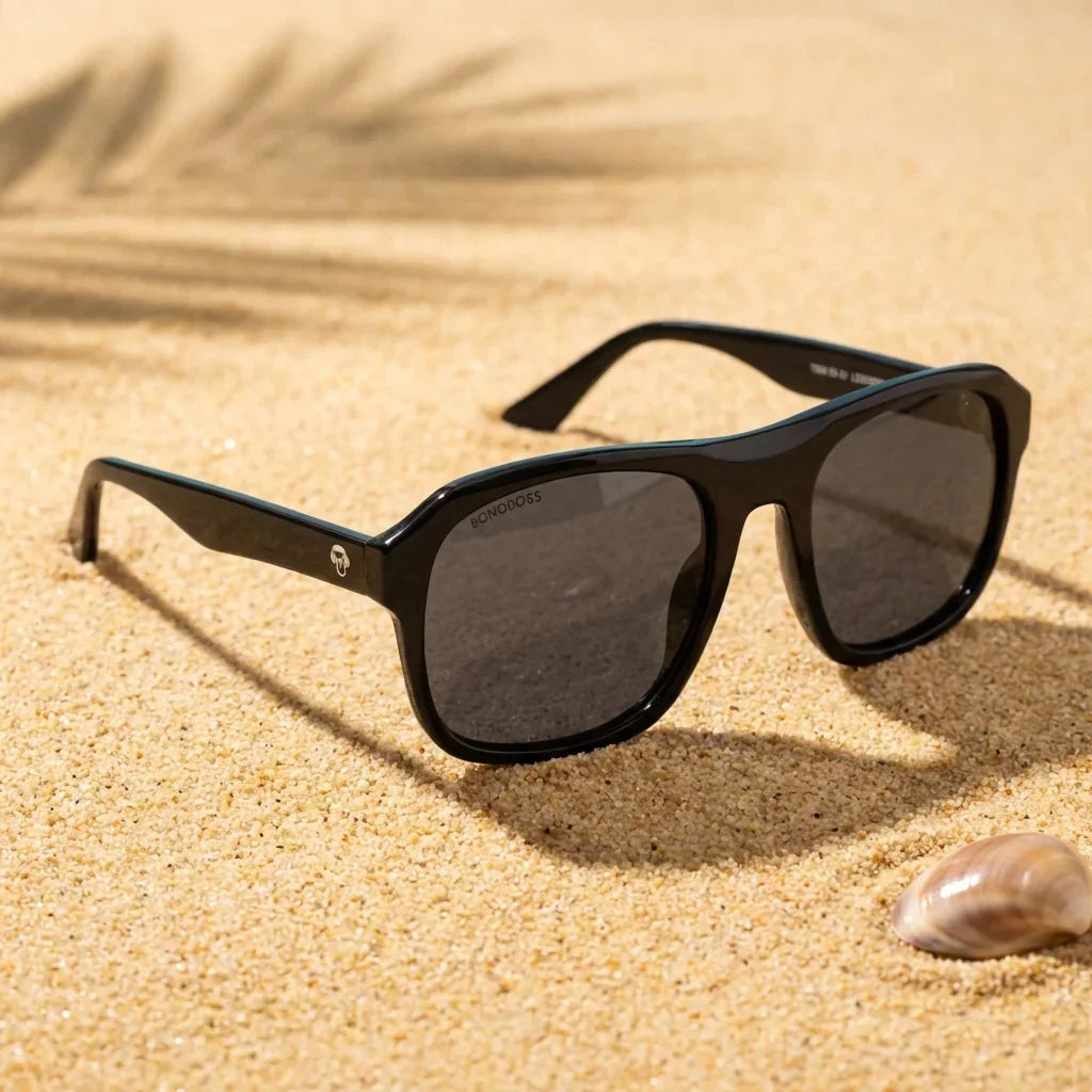 Lenses sun tom sun polarized bio-acetate aviator black sobre arena dorada playa detalle textura UV400 bonoboss #editorial_detail1 #color_negro