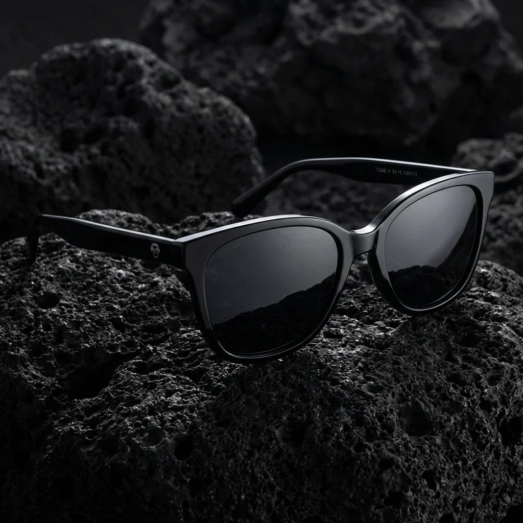 Lenses sun tiare polarized UV400 bio-acetate cat eye black sobre roca volcanica textura natural bonoboss #editorial_polarizado #color_negro