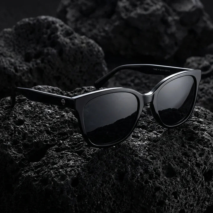 Lenses sun tiare polarized UV400 bio-acetate cat eye black sobre roca volcanica textura natural bonoboss #editorial_polarizado #color_negro