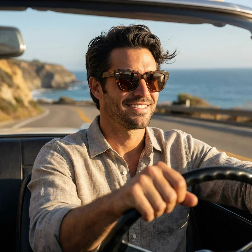 Hombre usando lentes sol Selkie Retro bio-acetato polarizados carey conduciendo mejora contraste conduccion Bonoboss #editorial_detail1 #color_carey