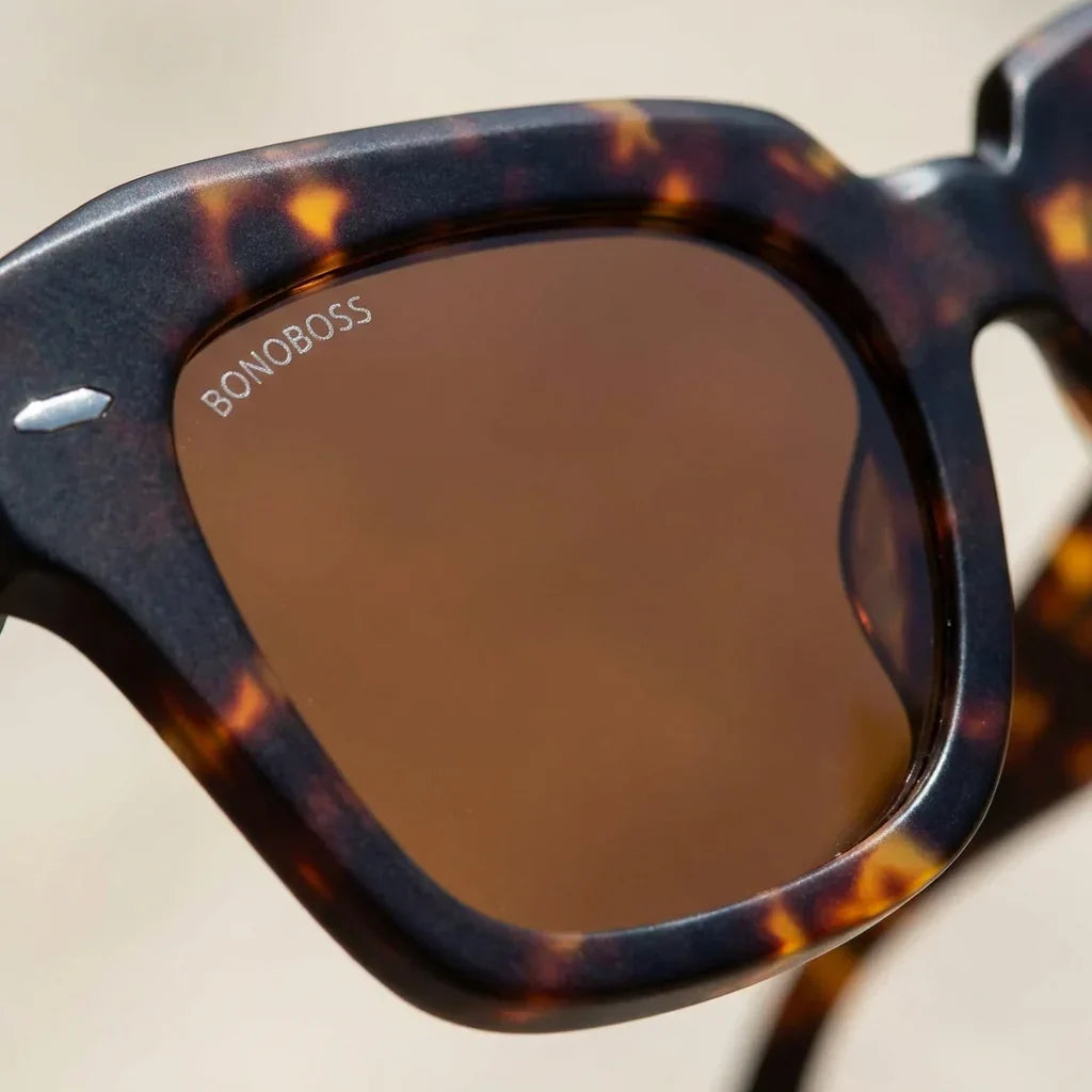 Lenses sun selkie retro polarized UV400 bio-acetate tortoise close-up lente mirrored coating detalle optical bonoboss #editorial_polarizado #color_carey