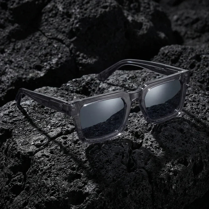 Lenses sun tokyo polarized UV400 bio-acetate square clear gray sobre roca volcanica textura unica bonoboss #editorial_grid1 #color_transparente-gris