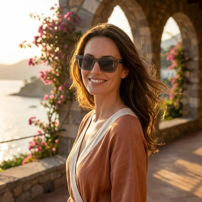 Mujer usando lentes sol Tokyo bio-acetato polarizados transparente gris golden hour luz dorada casual Bonoboss #editorial_banner #color_transparente-gris