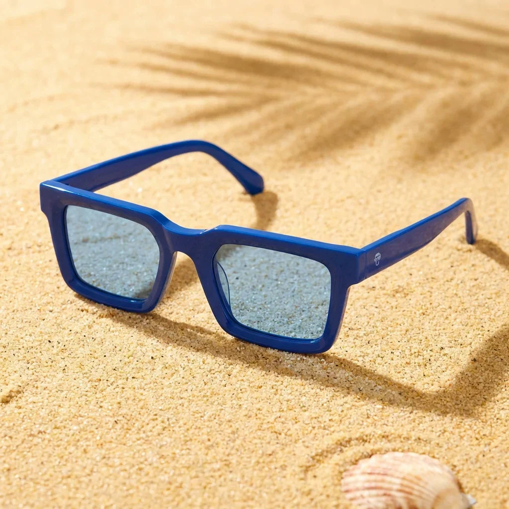Lentes sol Tokyo polarizados UV400 bio-acetato square azul sobre arena dorada costa textura natural Bonoboss #editorial_polarizado #color_azul