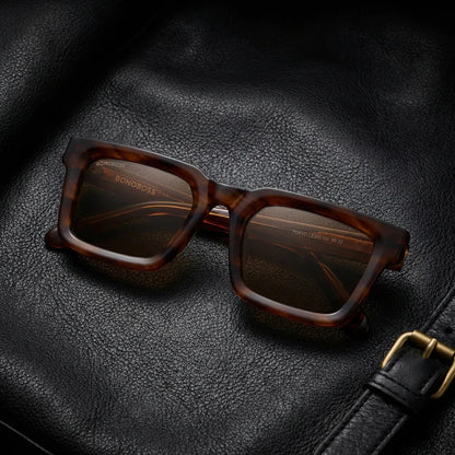 Lentes sol Tokyo polarizados UV400 bio-acetato square brown sobre cuero y brass textura premium noble Bonoboss #editorial_grid1 #color_brown