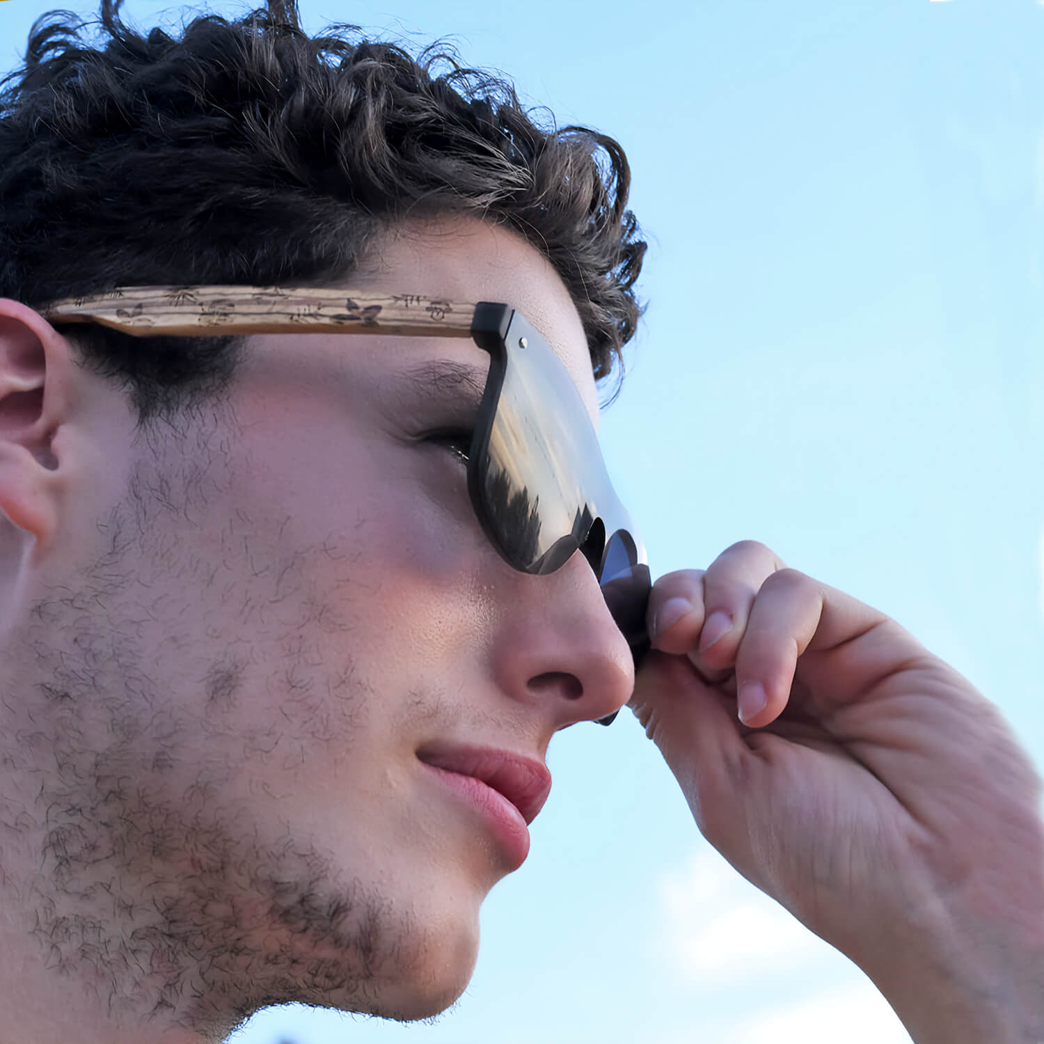 un anteojo de sol polarizado con patas de madera y diseño de flores para hombre y mujer de cara redonda grande #color_flores