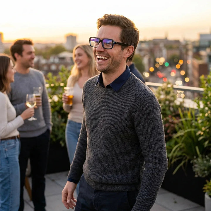 Lenses optical london acetate blue modelo in contexto social urbano profesional bonoboss #editorial_lifestyle4 #color_crystal-carey