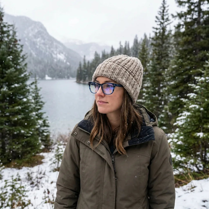 Lenses optical acacia blue modelo with gorro in bosque nevado invernal bonoboss #editorial_lifestyle1 #color_azul
