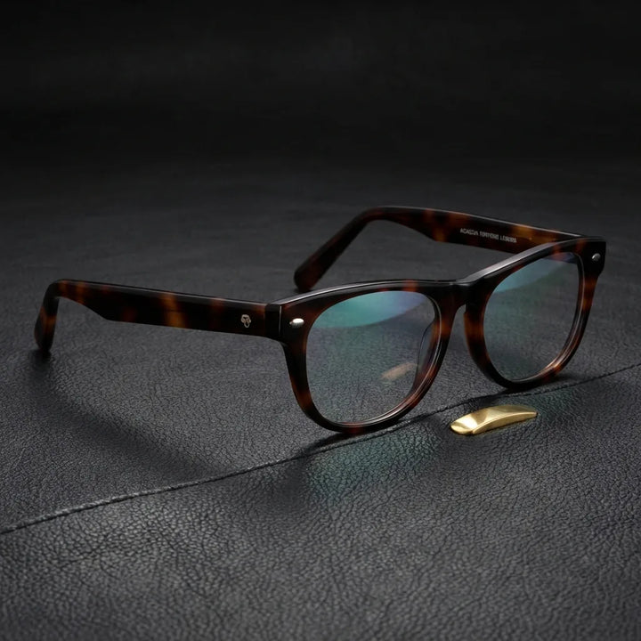 Lenses optical acacia tortoise sobre black leather with detalle brass gold calidad premium prescription bonoboss #editorial_banner_confianza #color_carey