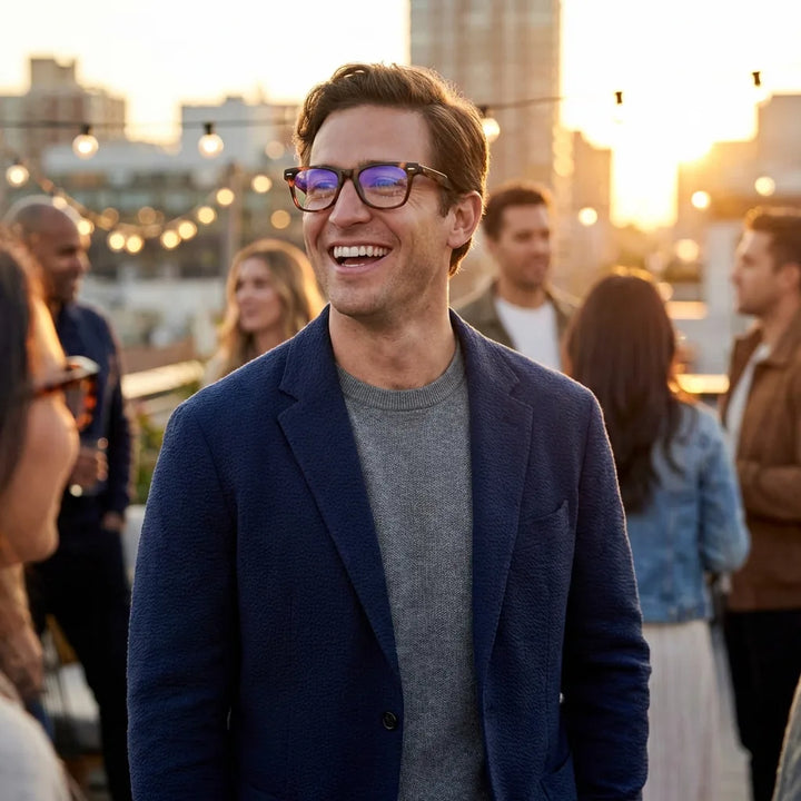 Lenses optical acacia tortoise modelo in contexto social urbano profesional bonoboss #editorial_lifestyle4 #color_carey