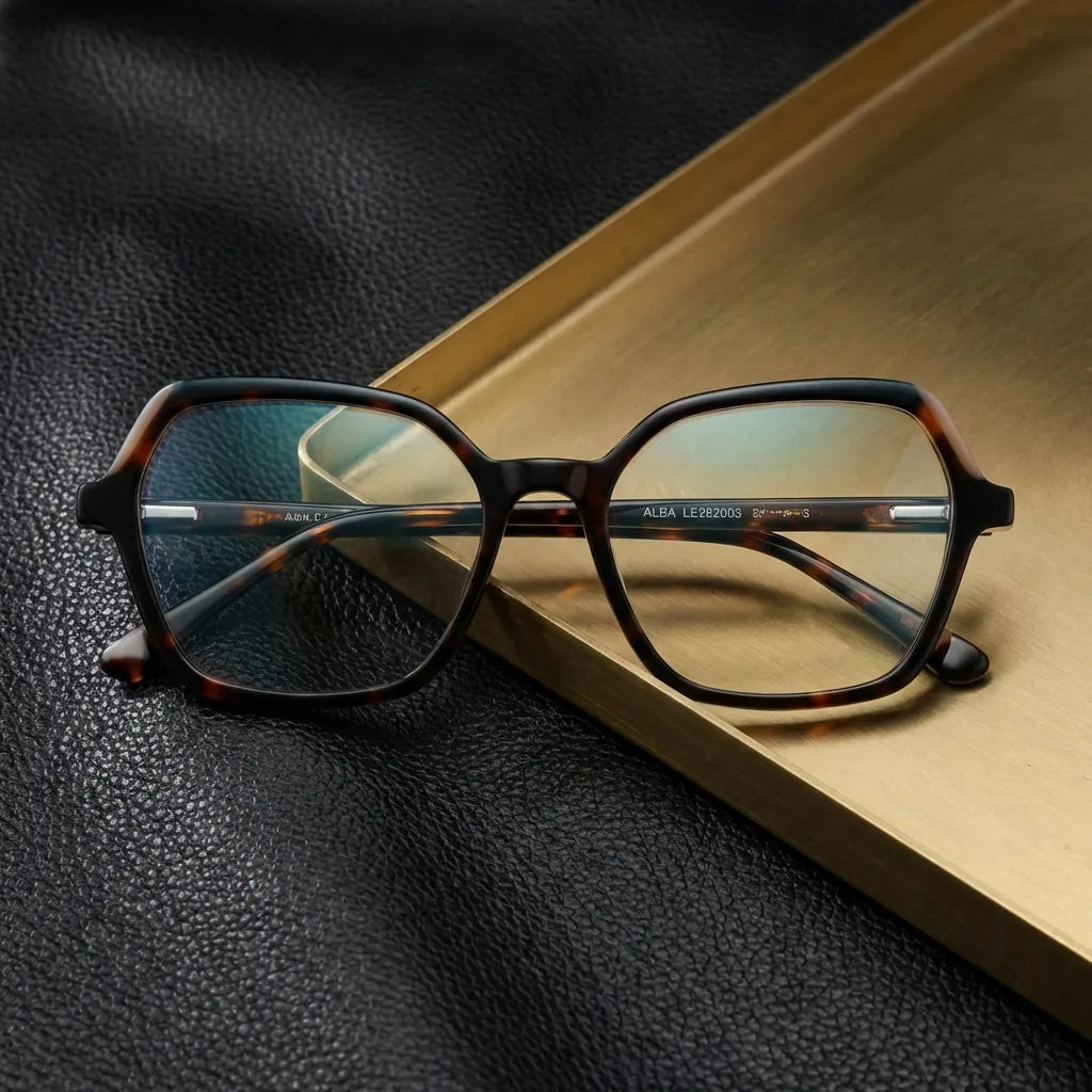 Lenses optical alba tortoise sobre black leather with detalle brass gold calidad premium prescription bonoboss #editorial_banner_confianza #color_carey
