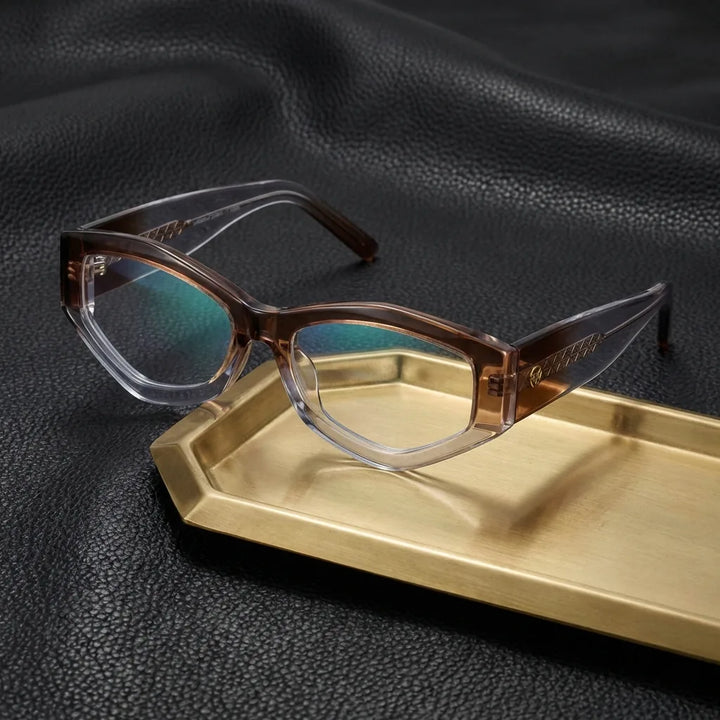 Lenses optical artemisa honey crystal sobre black leather with detalle brass gold frame premium bonoboss #editorial_armazon #color_honey-crystal