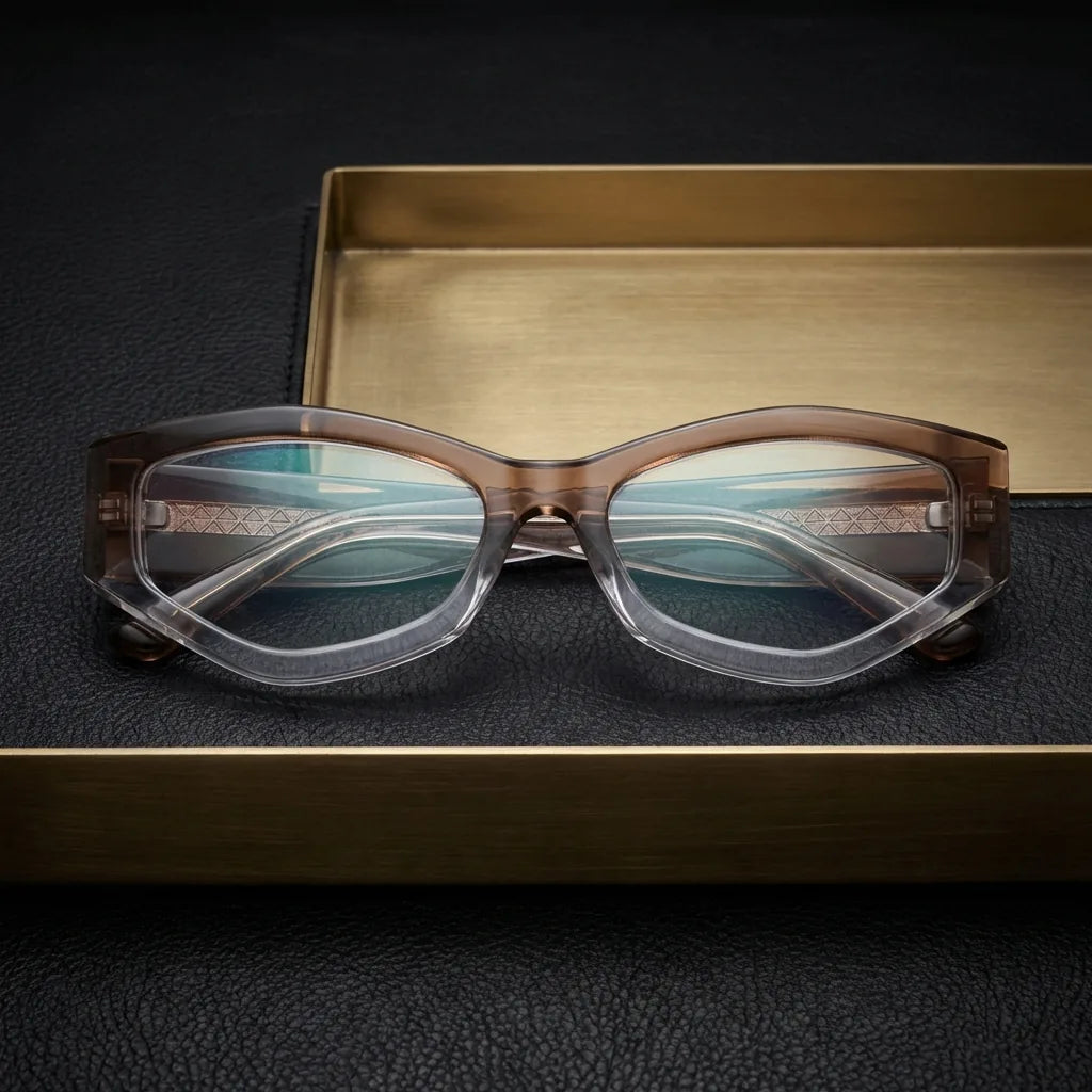 Lenses optical artemisa honey crystal sobre black leather with detalle brass gold calidad premium prescription bonoboss #editorial_banner_confianza #color_honey-crystal