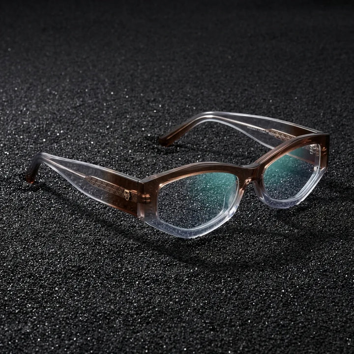 Lenses optical artemisa honey crystal sobre arena volcánica texturizada diseño sustainable bonoboss #editorial_sustentabilidad #color_honey-crystal