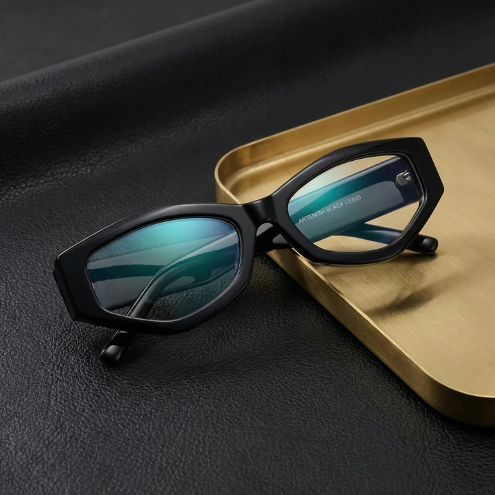Lenses optical artemisa black sobre black leather with detalle brass gold calidad premium prescription bonoboss #editorial_banner_confianza #color_negro