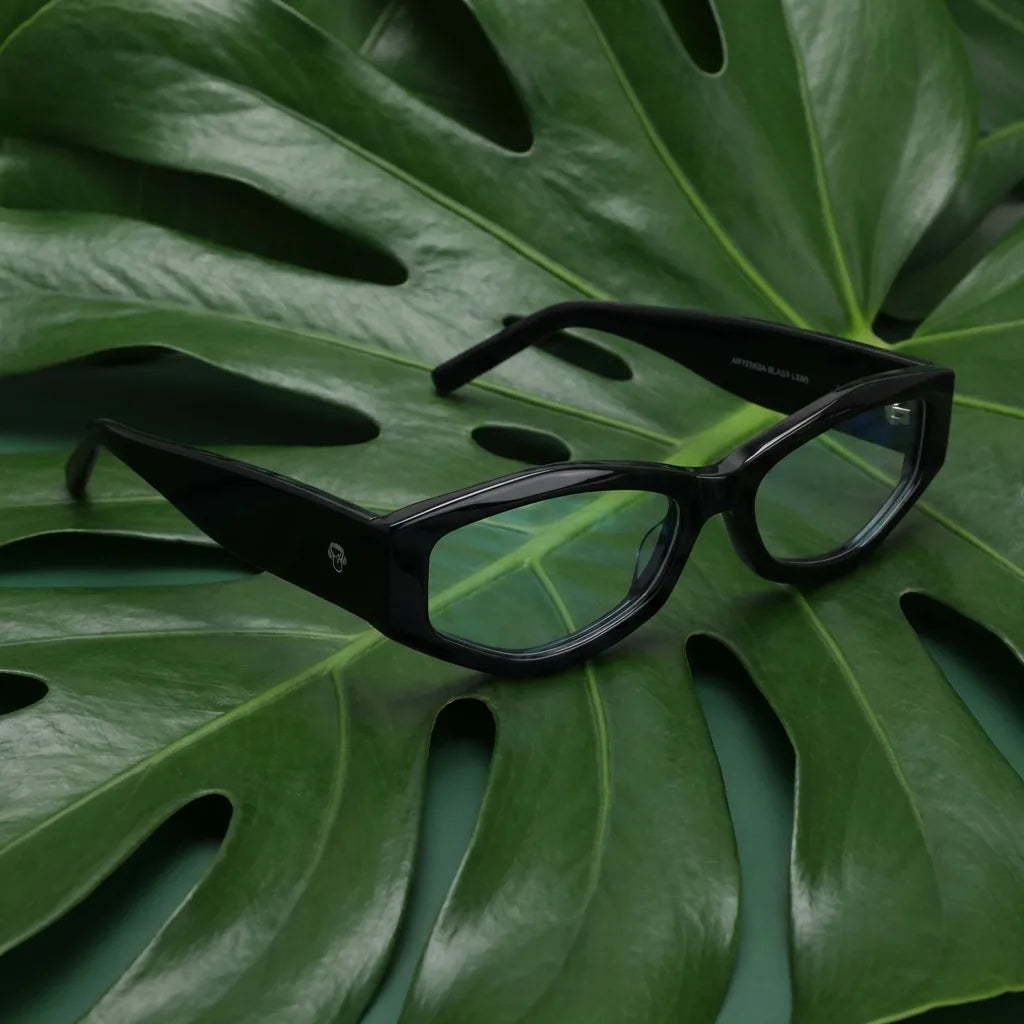 Lenses optical artemisa black entre hojas botánicas naturales diseño sustainable bonoboss #editorial_sustentabilidad #color_negro