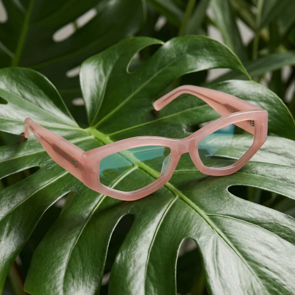 Lenses optical artemisa pink entre hojas botánicas naturales diseño sustainable bonoboss #editorial_sustentabilidad #color_pink