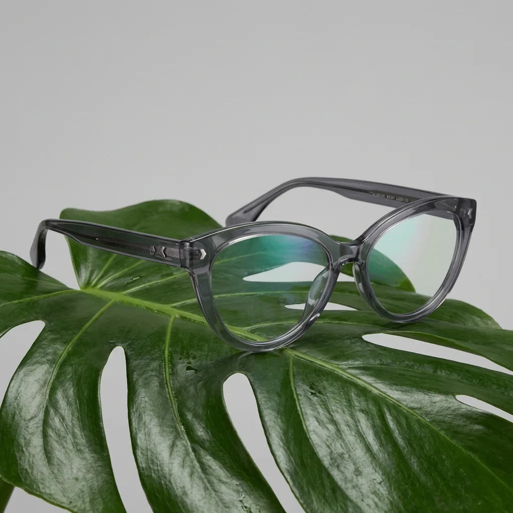 Lenses optical aurora gray entre hojas botánicas naturales diseño sustainable bonoboss #editorial_sustentabilidad #color_gris