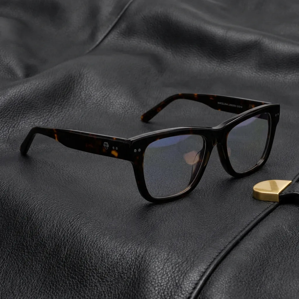 Lenses optical barcelona 1 tortoise sobre black leather with detalle brass gold calidad premium prescription bonoboss #editorial_banner_confianza #color_carey
